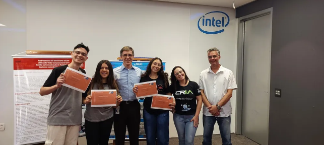 Estudantes da ETEC celebrando a vitória no Intel AI Global Impact Festival.