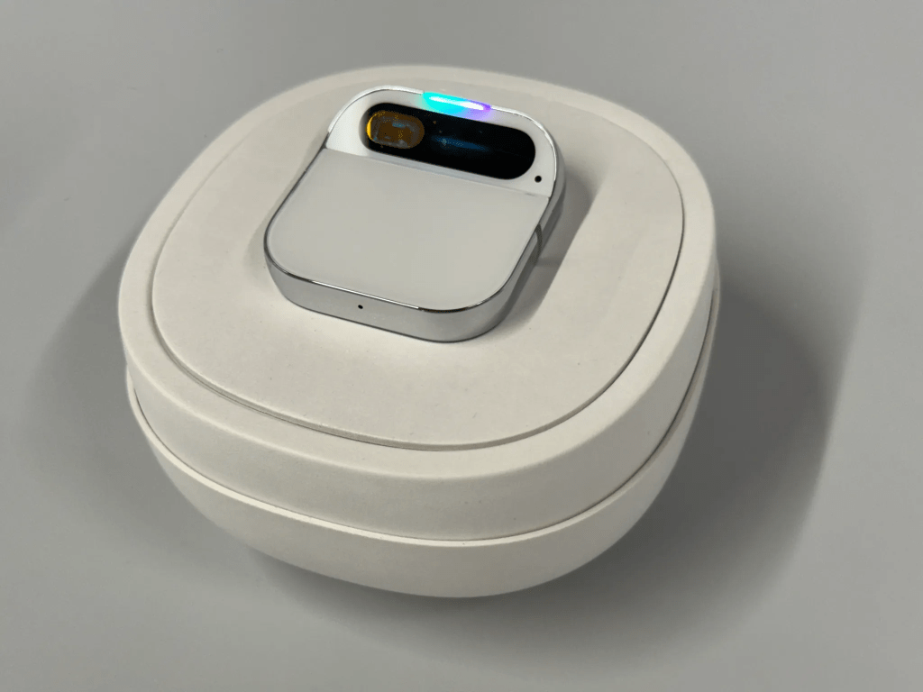 Conheça o AI Pin: o pin inteligente que transforma o modo como interagimos com a tecnologia, oferecendo controle por voz e gestos em um design elegante e futurista.